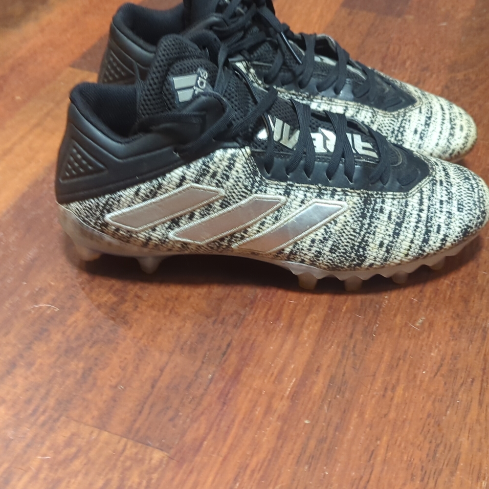 Size 9 1/2 men's football cleats.